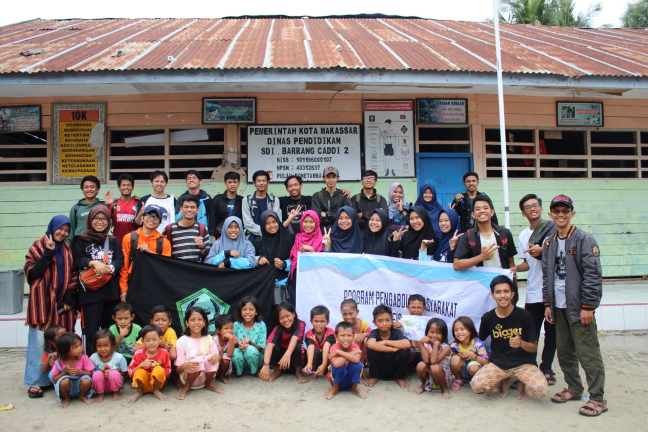 Gambar HMJ Fisika Mengabdi pada Masyarakat Pulau Bonetambu